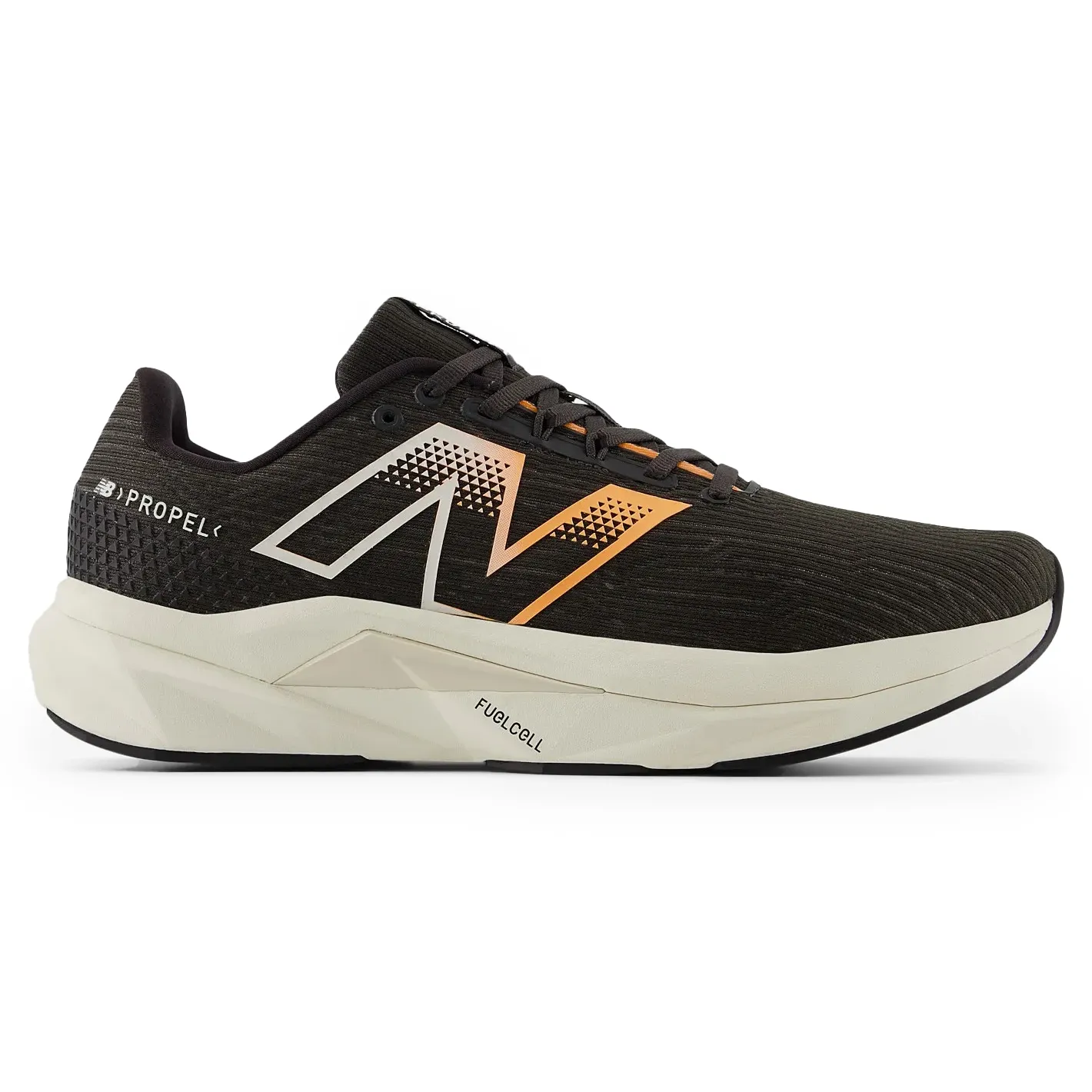 Tênis New Balance FuelCell Propel V5 vista lateral direita, cabedal preto com logo laranja e entressola off-white